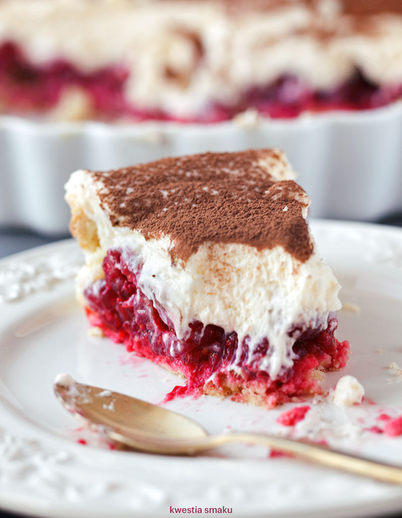 Tarta z kremem tiramisu i malinami