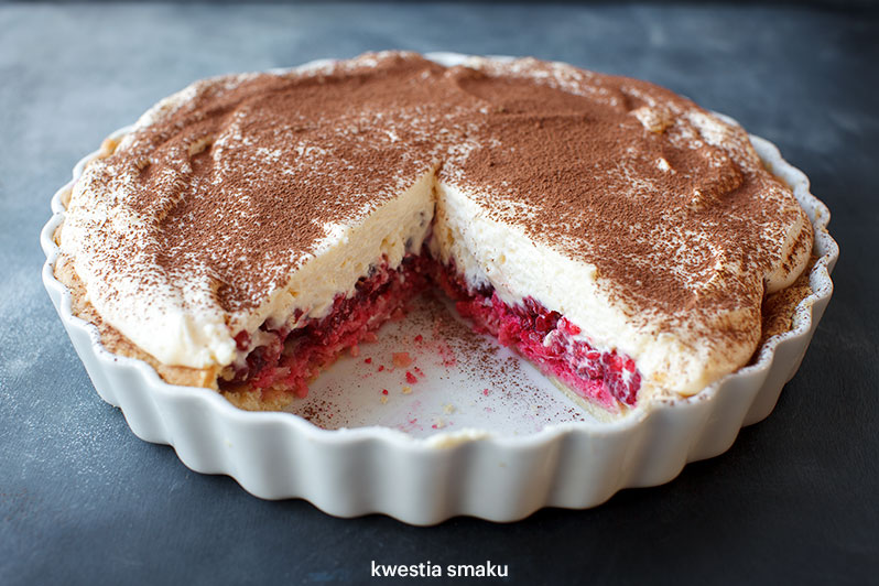 Tarta z kremem tiramisu i malinami