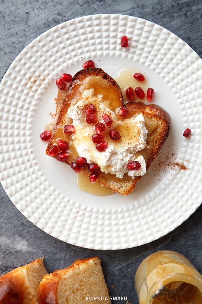 Tost z brioszki z ricottą, miodem, granatem i tahini