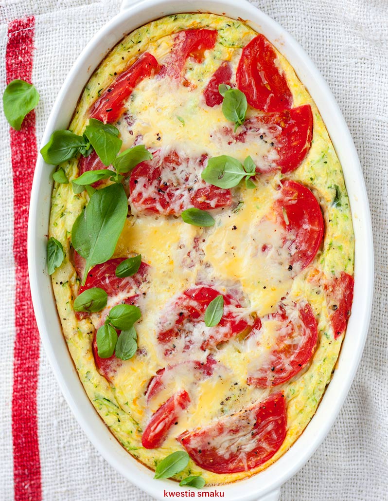 Zapiekany omlet z cukinią, pomidorami i serem