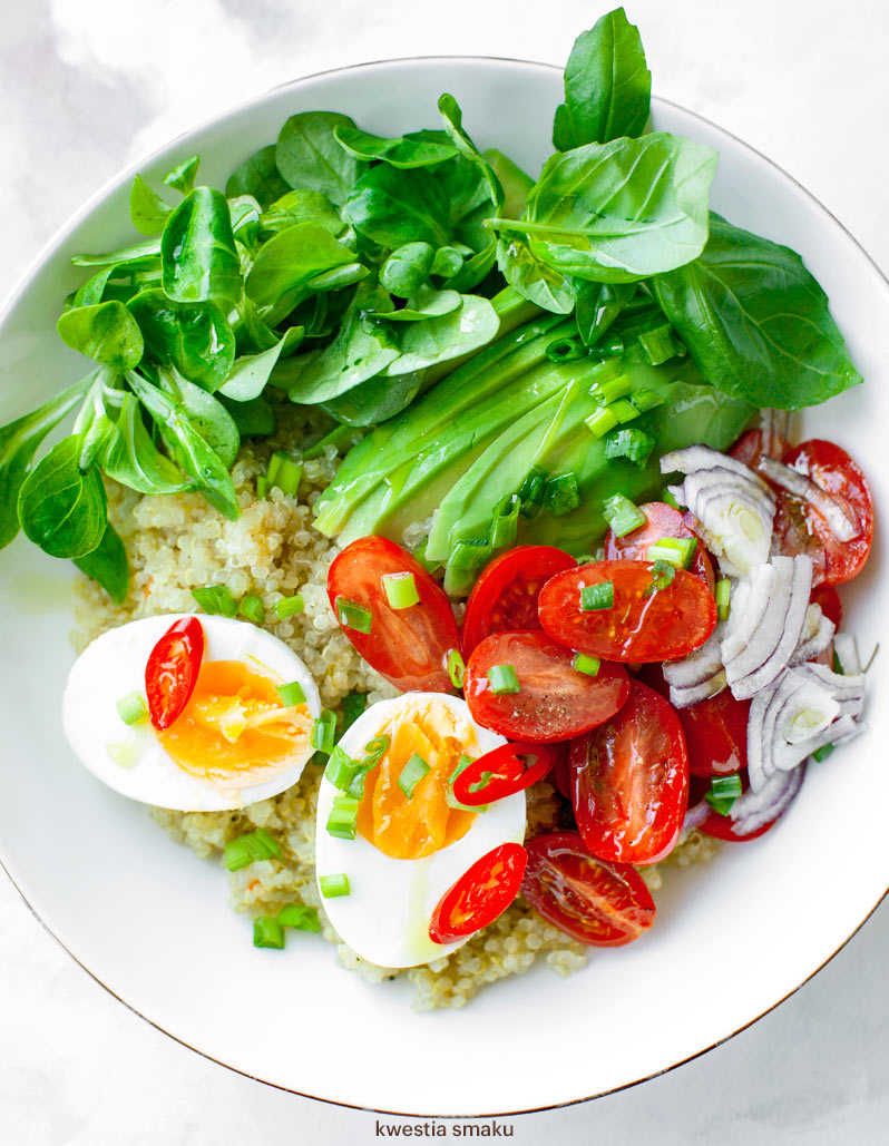 Zestaw lunchowy z jajkiem, awokado i pomidorkami