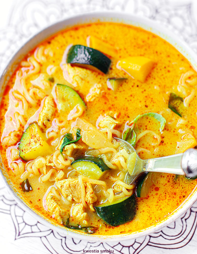 Zupa curry z kurczakiem i cukinią