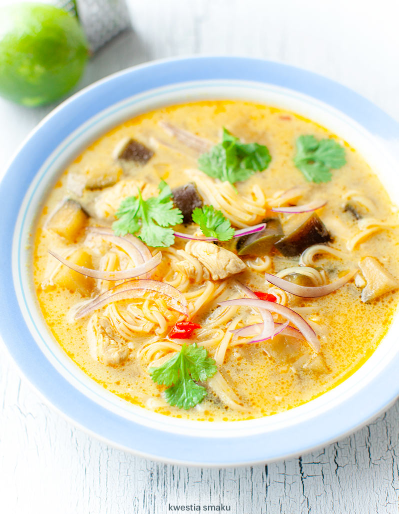 Zupa tajska z kurczakiem i makaronem